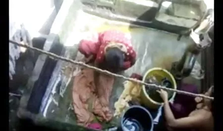 एक छात्रावास सेक्सी वीडियो पिक्चर दिखाएं में एक सुंदर कपड़े पहने छात्र फ्राइज़