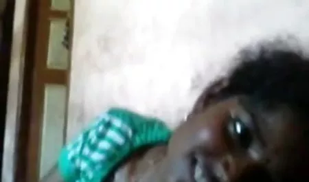 अजीब लड़की केल्सी मुनरो अपने प्रेमी को मद्रासी फिल्म सेक्सी एक सुंदर blowjob देती है