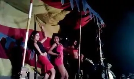 छोटी बेटी उसकी सेक्सी फिल्म वीडियो भेजिए चूत में एक बहुत बड़ा डिल्डो रगड़ रही थी