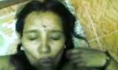 अच्छी तरह से खुली हुई चूत गन्दी फिल्म सेक्सी की टहनियाँ
