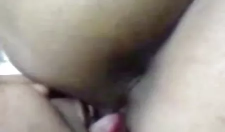 सुंदर लड़की मौखिक रूप से अश्वेतों सेक्स करने की मूवी को प्रसन्न करती है