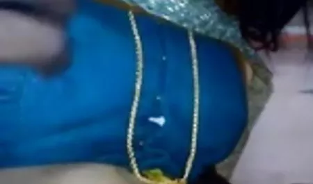 एशियाई फूहड़ ने अपने पैर फैलाए और दोस्त को सेक्सी मूवी देखने वाली छज्जे पर छील दिया