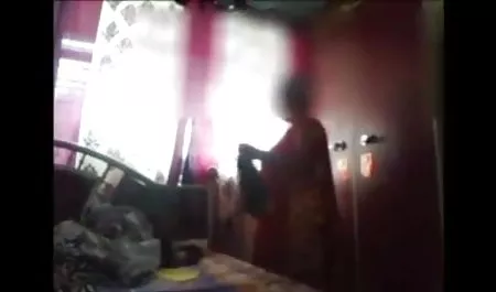 मुखिया गोरा सचिव लोला टेलर से सेक्सी मूवी भेज दो बात करता है