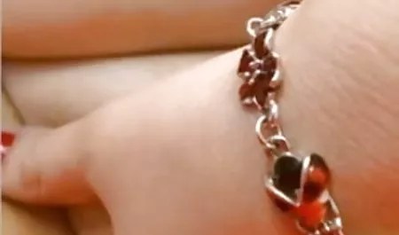 दोस्त सुपरसकी एक टोपी में सेक्सी मूवी इंग्लिश लुडोचका को चोदता है