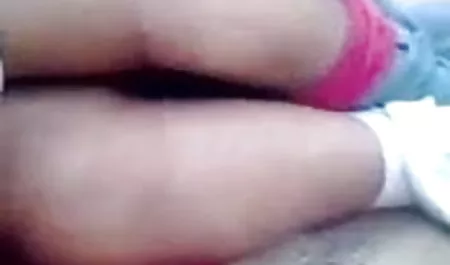 चचेरा भाई चेरिल माधुरी दिक्षित की सेक्सी फिल्म ब्लॉसम को प्राकृतिक स्तन के साथ देखता है