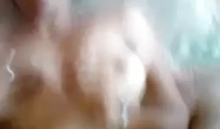 लंबे बालों के साथ पतला चूजा खुद को बीपी पिक्चर सेक्सी मूवी चोदने के लिए देता है, लेकिन जींस नहीं उतारता