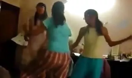 जादूगरनी ने सेक्स से पहले कैमरे को सेक्सी फिल्म भेजो सेक्सी वीडियो चालू किया