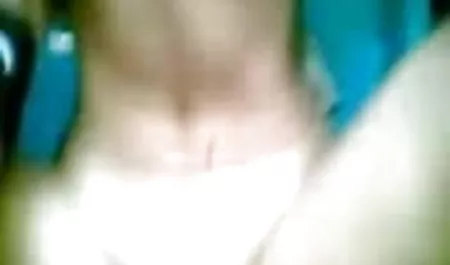 हर सुबह वह रसोई की मेज पर एक चूजे का पौधा लगाती देखने वाली सेक्सी फिल्म है
