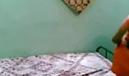 जुड़वा बच्चे भोजपुरी में ब्लू फिल्म सेक्सी प्यूजी के साथ खेलते हैं