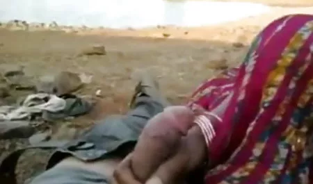 फ्रांसीसी महिला रेबेका वालपेट्टी दो हिंदी फिल्म सेक्सी फिल्म पुरुषों के साथ चारपाई में कूद गई