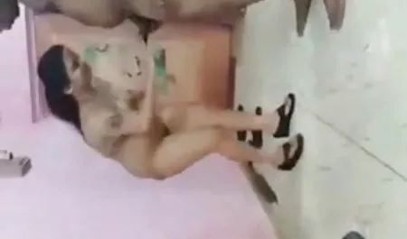 तीन बूढ़े आदमी एक श्यामला बकवास सेक्सी फिल्में देखने वाली