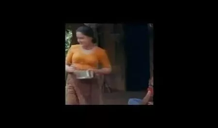 भूरी आंखों वाली नाजुक हिंदी ब्लू सेक्सी हिंदी गुड़िया गुदा से प्यार करती है
