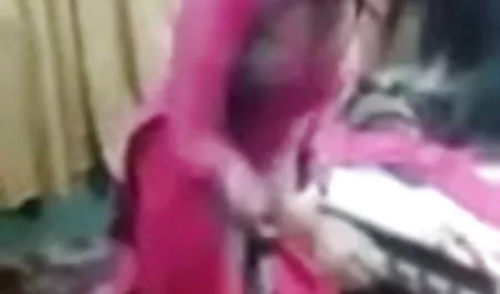 टैक्सी ड्राइवर रॉक्सी और यात्री बार्बी सिन्स सेक्सी फिल्म भेज दे के बीच यौन अनुभव का आदान-प्रदान
