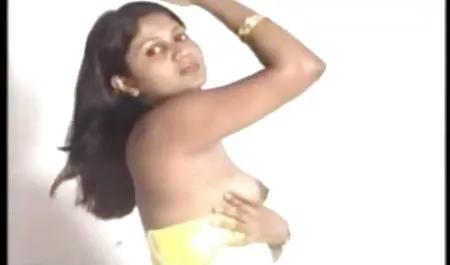 एक पूर्ण स्तन वाले सेक्सी फिल्म वीडियो में देखने वाला कुत्ते के साथ अद्भुत गर्मी