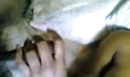 एक महिला सेक्सी फिल्म सेक्सी वीडियो सेक्सी वीडियो के पैरों के बीच