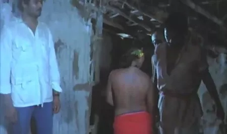 भूरे बालों वाली महिला हस्तमैथुन करती है और पैरों के बारे सेक्सी फिल्म नंगी दिखाओ में नहीं भूलती है