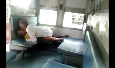 शेर्लोट नींबू पानी बेचता है, और एक काजल राघवानी की सेक्सी फिल्म लड़का उसे सहलाता है