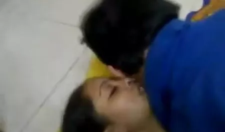 सुजैन ने लंबे पैर वाली श्यामला अर्वेन गोल्ड पर सेक्सी फिल्म दिखाओ स्मैक उड़ाई