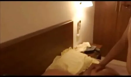 अंधेरे बालों वाला विक्टोरिया भाप के कमरे में एक पेशी व्यवसायी को सेक्सी फिल्म दिखाइए बहकाता है