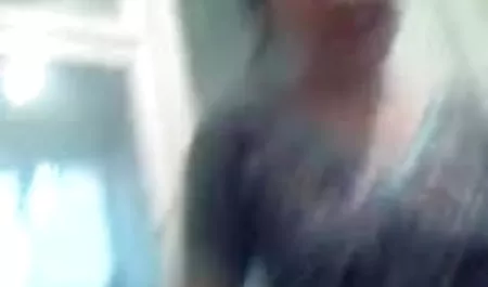 उसकी सेक्सी फिल्म देखने के लिए चूत देता है