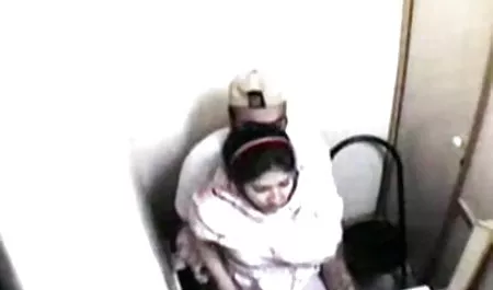 छुट्टी पर घूमती हुई लड़की सेक्सी भोजपुरी फिल्म ने लोचदार गधे के साथ छेड़छाड़ की और बाथरूम में एक को चुना