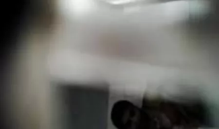 श्लुंड्रा मिशेल हंग सेक्सी बीएफ की फिल्म अमीर पिता के लिए एक फूहड़ बेटी की भूमिका निभाती है