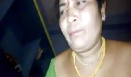मित्र अपनी दुल्हन भोजपुरी सेक्सी फिल्म को विदाई देता है