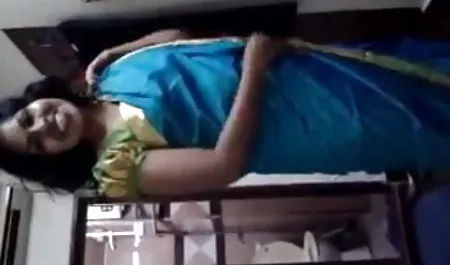 सोफे सेक्सी फिल्म भेजो ना पर गिर गया और गड़बड़ हो गया