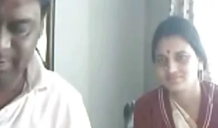 सोती हुई बहन के होठों पर एक सदस्य ड्राइव करता सेक्सी वीडियो पिक्चर सेक्सी है और उसे अपने मुंह में चिपका लेता है
