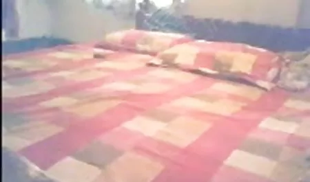 सौतेली सेक्सी फिल्म भोजपुरी में बेटी जियोर्डी ने बाथरूम में उसकी सौतेली माँ को देखा