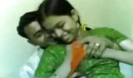 जियोग्राफर रोमन पेत्रोविच न केवल एक शिक्षक हैं, बल्कि सेक्स टॉयज की डिलीवरी भी वाली फिल्म सेक्सी करते हैं