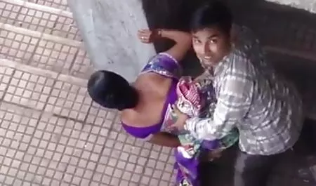 पार्क के कृष्णा कपूर की सेक्सी फिल्म पास पेशाब करना