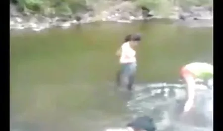 एक औरत को सबसे बड़े प्राकृतिक रानी मुखर्जी का सेक्सी फिल्म स्तन से चोदता है