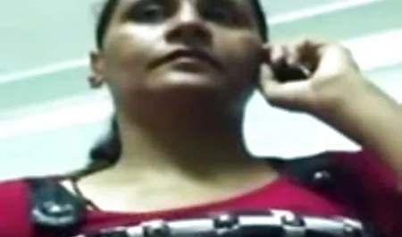 दो विशाल लंड एक लड़की की गांड में चुदाई करते हैं सेक्सी मूवी देखने