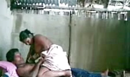 युवक ने सेक्सी फिल्म चलने वाला लॉकर रूम में एक लकड़ी की बेंच पर एक टूटी हुई माँ की चुदाई की