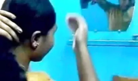 लिविंग रूम के फर्श पर सेक्सी वीडियो अंग्रेजी मूवी कमबख्त